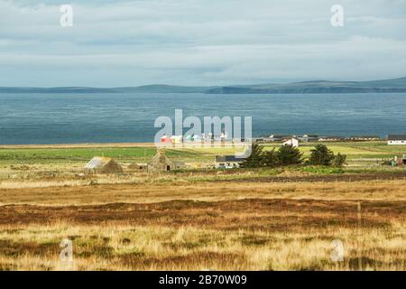 Lejog - Si Affaccia verso il basso per John o'Groats e gli edifici multicolori in stile scandi dell'Inn at John o'Groats, John o'Groats Hotel, Caithness Scozia Foto Stock