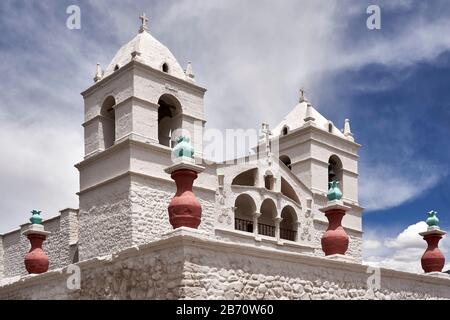 Torri di Santa Ana chiesa con cielo a Maca Perù. Foto Stock