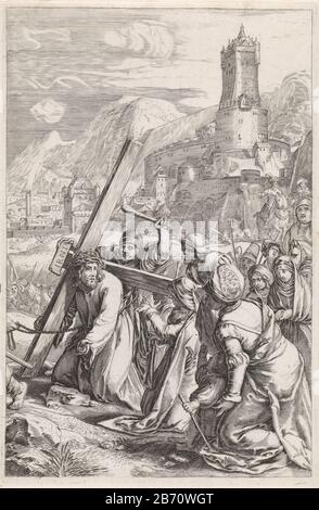 Kruisdraaging De Passie (serietitel) Cristo che porta la croce a Golgota. Veronica si inginocchia accanto a lui e gli offre un panno. Dietro di loro la processione che comprende Maria e Giovanni. Sullo sfondo Jeruzalem. Produttore : print maker: Anonimamente da stampare da: Hendrick Goltzius Luogo fabbricazione: Paesi Bassi (possibile) Data: 1596 - 1667 caratteristiche Fisiche: Engra materiale: Carta Tecnica: Engra (processo di stampa) Misure: Bordo della lastra: H 203 mm × W 132 mm Oggetto: Cristo incontra Veronica, che ha un panno per spazzare via le risate di Cristo della croce: Cristo che porta la croce, da solo o w Foto Stock