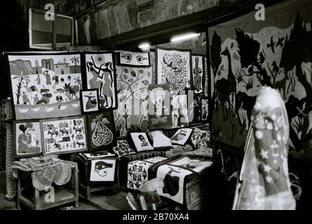 Via dei tentmakers al Khayamiya nella storica Qasaba di Radwan Bey un mercato bazar souk nel Cairo islamico in Egitto in Nord Africa Medio Oriente Foto Stock