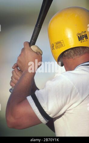 Denver, Colorado USA, 1995: Il concorrente di baseball maschile tiene la mazza al piatto durante il Festival Olimpico degli Stati Uniti. ©Bob Daemmrich Foto Stock