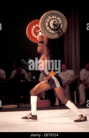 Denver, Colorado USA, 1995: Sollevamento pesi degli uomini al Festival Olimpico degli Stati Uniti. ©Bob Daemmrich Foto Stock