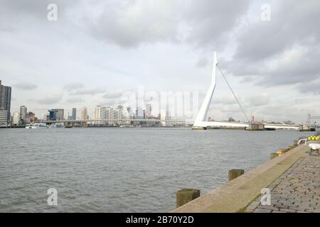 Rotterdam - 12 febbraio 2019: Rotterdam, lo skyline del centro dei Paesi Bassi al crepuscolo in Olanda del Sud, Rotterdam, Paesi Bassi. Parte della banchina a fra Foto Stock