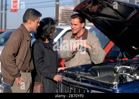 Austin Texas USA: Mamma e figlio di 18 anni che acquista per camion ascoltare il venditore presso la concessionaria auto. SIGNOR ©Bob Daemmrich Foto Stock