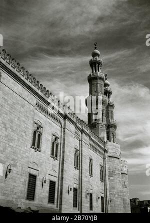 Viaggi in bianco e nero - minareti sopra la porta Fatimid Bab Zuweila in Cairo islamico nella città del Cairo in Egitto in Nord Africa Medio Oriente Foto Stock