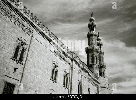 Viaggi in bianco e nero - minareti sopra la porta Fatimid Bab Zuweila in Cairo islamico nella città del Cairo in Egitto in Nord Africa Medio Oriente Foto Stock