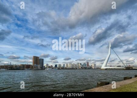 Rotterdam - 12 febbraio 2019: Rotterdam, lo skyline del centro dei Paesi Bassi al crepuscolo in Olanda del Sud, Rotterdam, Paesi Bassi. Parte della banchina a fra Foto Stock