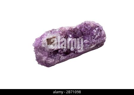 Pietra ametista viola con cristalli lucidi. Rock slice Foto Stock isolata su sfondo bianco. Pezzo di decorazione natura minerale Foto Stock