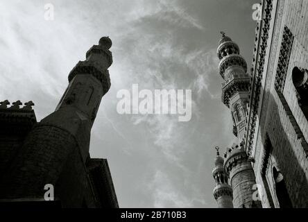 Fotografia di viaggio in bianco e nero - Moschea e madrassa del Sultano Hassan e Moschea al Rifai nel Cairo islamico in Egitto in Nord Africa Medio Oriente Foto Stock