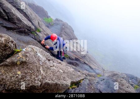 Arrampicata su roccia sul Cioch nelle montagne Cuillin sull'isola di Skye, Scozia Foto Stock