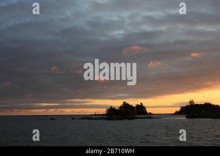 Nuvoloso estate mattina al Lago Vanern. Foto Stock