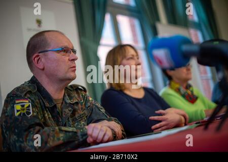 Magdeburg, Germania. 10th Mar, 2020. Il tenente colonnello Thomas Posoczek (l), portavoce della stampa del comando statale Sassonia-Anhalt, e Carina Helmeke, responsabile del dipartimento presso l'Ufficio di Stato per la protezione dei consumatori, siedono sul podio di una conferenza stampa sulla diffusione del virus corona in Sassonia-Anhalt. Credit: Klaus-Dietmar Gabbert/dpa-Zentralbild/ZB/dpa/Alamy Live News Foto Stock