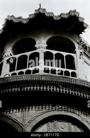 Black and White Travel - interessante vecchio edificio nel quartiere islamico Fatimid Old Cairo della città del Cairo in Egitto in Nord Africa Medio Oriente Foto Stock