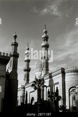 Fotografia di viaggio in bianco e nero - Moschea e madrassa del Sultano Hassan e Moschea al Rifai nel Cairo islamico in Egitto in Nord Africa Medio Oriente Foto Stock