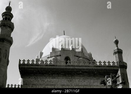 Fotografia di viaggio in bianco e nero - cupola della Moschea e madrassa del Sultano Hassan al Cairo islamico in Egitto in Nord Africa Medio Oriente Foto Stock