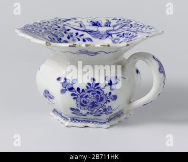 Kwispoor ha incontrato voo van Willem IV Cuspidor con ventre esagonale convesso e leggermente inclinato in alto, smerlato, largo bordo esagonale, mentre il basso tasso è anche esagonale e ugualmente smerlato. Decorato in blu underglaze, con un motivo di diamante sull'addome tre peonie e due farfalle sul bordo destro ritratto di un uomo (William IV), busto in profilo a sinistra, L'Ordine del Garter portante in cartouche sfondo blu. Titolo: W: C: H: F Uijtgeroepen a Stadhouder den 3 bloeijmaant Ao 1747. Produttore : plateelbakkerij: Anonimo (attribuito a) Luogo manufacturt Foto Stock