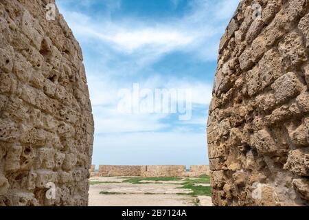 Un frammento della vecchia fortezza crociata nella città vecchia di Akko in Israele. Vista del Forte e le sue mura all'ingresso Foto Stock