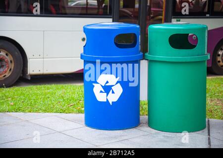 Blue Recycling Bin raccoglie materiali riciclabili o riciclati come bottiglie di vetro, vasetti, cartoni, bottiglie di plastica e lattine. Green Bin è per la casa o Foto Stock