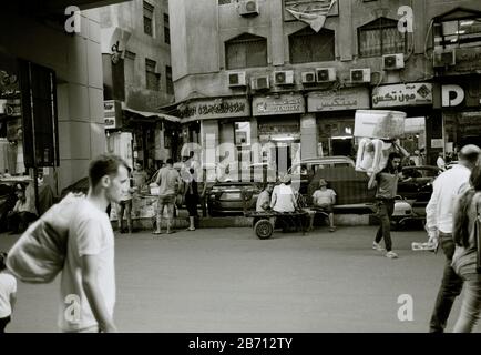 Fotografia di viaggio in bianco e nero - scena di strada nel distretto islamico Fatimid Old Cairo della città del Cairo in Egitto in Nord Africa Medio Oriente Foto Stock