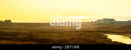 Alba sopra il deserto arido che circonda il lago Powell e Page Arizona. Foto Stock