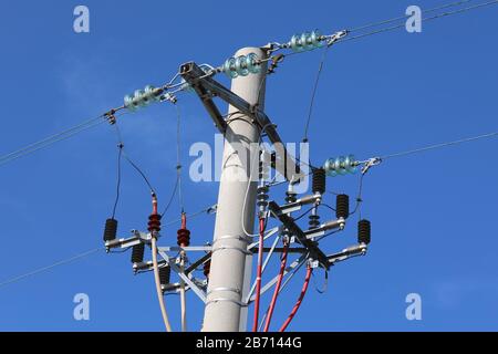 palo con sezionatore elettrico per lavorare su cavi elettrici ad alta tensione su sfondo blu cielo Foto Stock