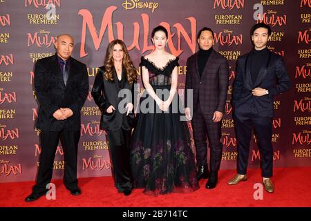 Ron Yuan, Niki Caro, Lui Yifei, Jason Scott Lee e Yoson An partecipano alla prima europea di Disney's Mulan, tenutasi a Leicester Square, Londra. Foto Stock