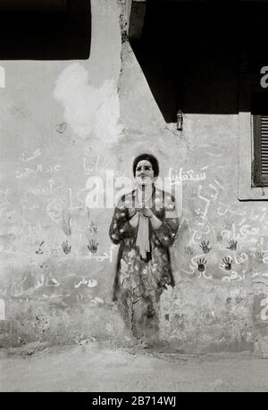 Fotografia in bianco e nero - Umm Kulthum 'star of the East' nella città dei morti al Cairo in Egitto in Nord Africa Medio Oriente - Nostalgia Foto Stock