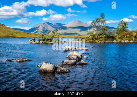 Rannoch Moor, una distesa di brughiere, laghi e montagne nelle Highlands scozzesi Foto Stock