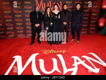 Ron Yuan, Niki Caro, Lui Yifei, Jason Scott Lee e Yoson An partecipano alla prima europea di Disney's Mulan, tenutasi a Leicester Square, Londra. Foto Stock