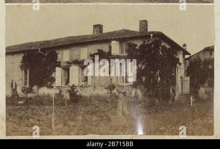 Landhuis met tuin a Frankrijk, in de ramen bewoners Parte dell'album di fotografo amatoriale francese con foto di famiglia, militare, industriale, paesaggi e considerare che: Condizioni a Frankrijk. Produttore : fotografo: Anonymous Place produzione: Francia Data: Giu 1886 Materiale: Carta Tecnica: Albumen stampa dimensioni: H 87 mm × W 142 mm Oggetto: Alloggio rurale, ad esempio casa di campagna, villa, cottage dove la Francia Foto Stock