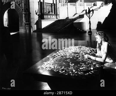 Dorothy COMINGORE come Susan Alexander Kane fa puzzle gigante in Xanadu NEL CITTADINO KANE 1941 regista Orson Welles sceneggiatura Herman J. Mankiewicz e Orson Welles musica Bernard Herrmann Mercury Productions / RKO radio Pictures Foto Stock