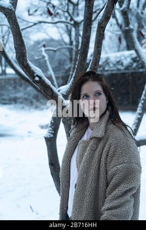 Canadian Winter Snowy Portraiture Foto, bella giovane Brunette modello divertirsi nella neve fresca Foto Stock