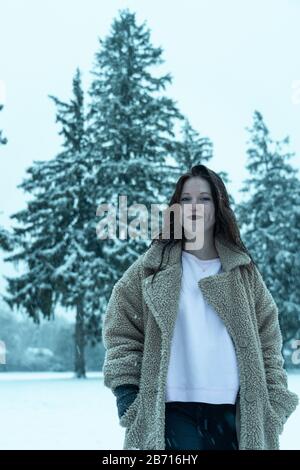 Canadian Winter Snowy Portraiture Foto, bella giovane Brunette modello divertirsi nella neve fresca Foto Stock