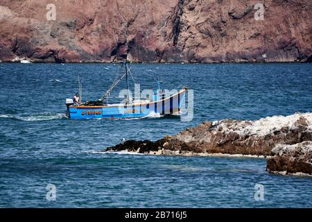 Pescatori che lavorano alla Riserva Nazionale Paracas in Perù Foto Stock