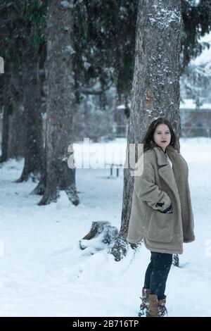 Canadian Winter Snowy Portraiture Foto, bella giovane Brunette modello divertirsi nella neve fresca Foto Stock