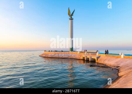 Il molo di Campeche illuminato al tramonto e la sua passeggiata lungomare con la gente vicino al Golfo del Messico, Messico. Foto Stock