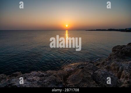 Ayia Napa, Cipro con un bellissimo ponte di roccia d'amore sul mare mediterraneo al tramonto Foto Stock