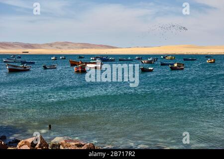 Barche da pesca ormeggiate presso la Riserva Nazionale Paracas in Perù Foto Stock