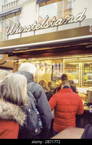 Cartello Con La Scritta Würstlstand, Kupferschmiedgasse, Vienna Wien, Austria. Foto Stock