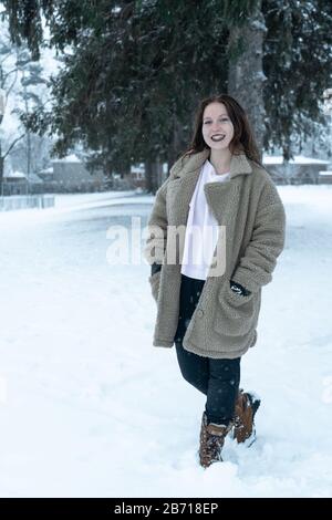 Canadian Winter Snowy Portraiture Foto, bella giovane Brunette modello divertirsi nella neve fresca Foto Stock