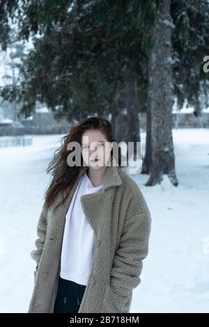 Canadian Winter Snowy Portraiture Foto, bella giovane Brunette modello divertirsi nella neve fresca Foto Stock