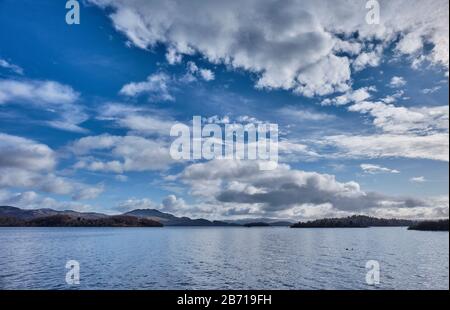 Guardando a sud lungo Loch Lomond da Luss, Loch Lomond, Scozia Foto Stock