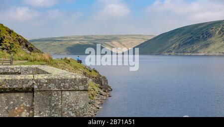 Claerwen Serbatoio nella Elan Valley, Galles, Regno Unito. Ampia vista sul serbatoio con colline dolcemente inclinate sullo sfondo, ampio spazio neutro Foto Stock