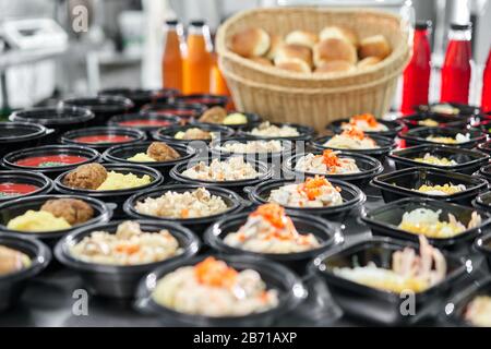 Fila di contenitori monouso in plastica per il pranzo con cibo sano  naturale. Minestre, minestra di panna, portata principale con contorno,  insalate. Consegna di cibo. Pranzo nel Foto stock - Alamy