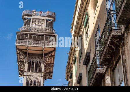 Elevador de Santa Justa a Lisbona, Portogallo, su cielo blu Foto Stock