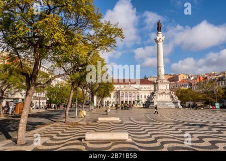 Lisbona, Portogallo - 2 marzo 2020: Mosaico e colonna al Praca Dom Pedro IV Foto Stock