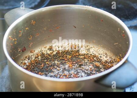Vaso bruciato vuoto con fondo nero e rosso Foto Stock