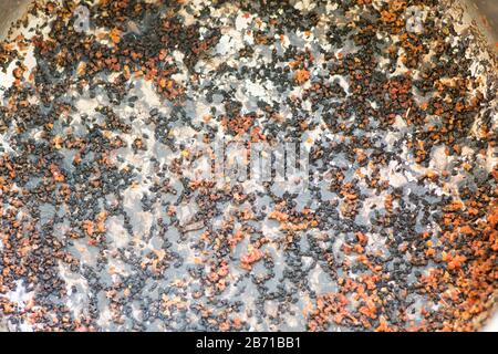 Trama di un fondo di vaso bruciato, con colori di rosso e nero Foto Stock
