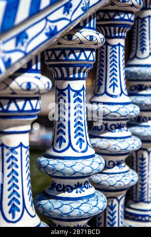 Primo piano di una balaustra ponte decorata con piastrelle azulejo in ceramica, Padiglione a Plaza de España in Parque de María Luisa, Siviglia, Andalusia, Spagna Foto Stock