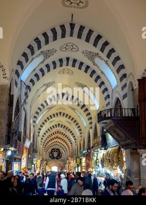 Istanbul, TURCHIA - 12 MARZO 2019 - Il Bazaar Egiziano a Istanbul, Turchia. I turisti scelgono i souvenir. Foto Stock